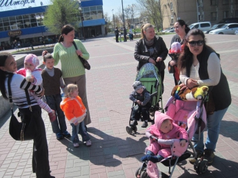 Сегодня мелитопольские мамочки пошли к прокурору за "детскими" деньгами (видео)
