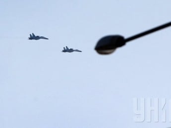 Над центром Донецка летают два военных истребителя