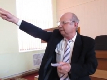 Пенсионер устроил скандал на координационном совете из-за Теплосети (видео)