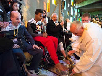 Папа Римский Франциск омыл и поцеловал ноги 12 инвалидам (видео)