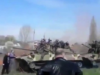 Женщина в Краматорске остановила колонну танков (видео)