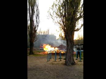 Вчера горел школьный двор (видео)