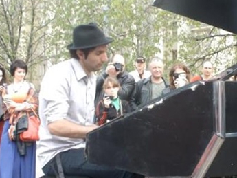 В Донецке пианист из Германии дал концерт в поддержку мира (видео)