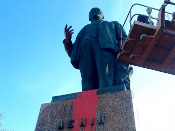 Снова вспомнили о памятниках Ленину (фото)