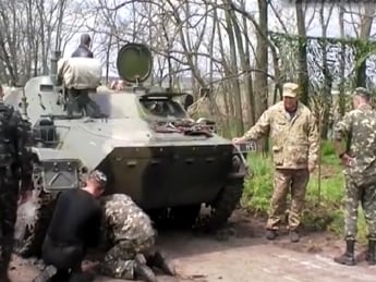 Жители сел запорожской области помогают ремонтировать военную технику (видео)