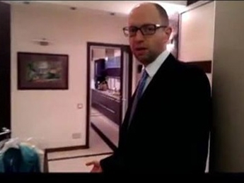 Яценюк провел экскурсию по своей киевской квартире (видео)