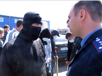 Неизвестные в масках, с битами, взяв "заложника", боролись "за справедливость" (видео)