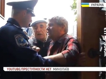 Пророссийские активисты ворвались в горсовет Николаева (видео)