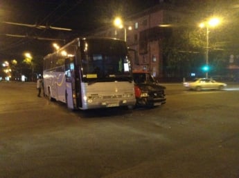 Ночью в Запорожье на проспекте не разминулись два автобуса (видео)