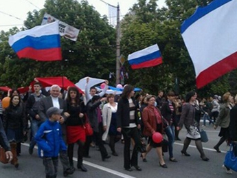 Симферополь вышел на первомайский митинг под лозунгом "Россия и Крым вместе навсегда"