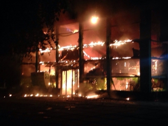 В центре Мариуполя горит здание ПриватБанка (видео)