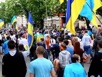 В Днепропетровске прошло шествие за единство Украины (видео)