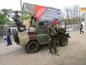 Вооруженные военные в центре города стоят за зарплатой