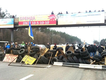 Киев готовится к провокациям: возводятся блокпосты