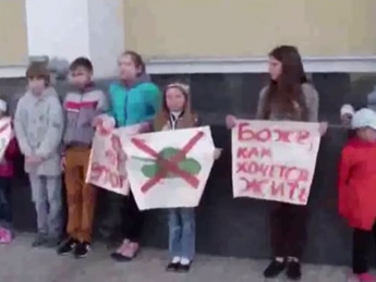 В Славянске дети вышли на митинг против войны (видео)