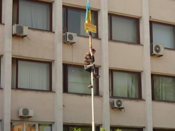 С флагштока Мариупольского горсовета сброшен флаг Украины (ВИДЕО)