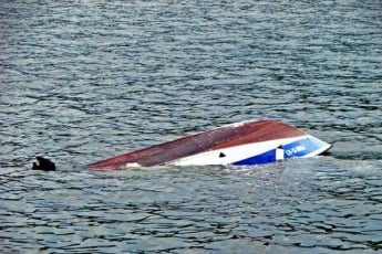 В Запорожской области перевернулась лодка с людьми