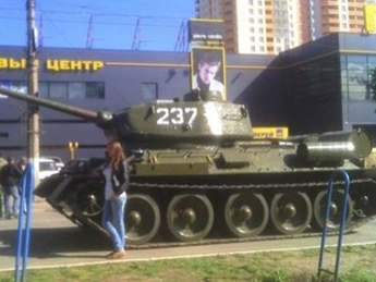 Протестующие в Луганске угнали с мемориального постамента танк и поставили его у здания СБУ (видео)