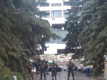 Мариупольский горсовет оцеплен военными. Слышны выстрелы