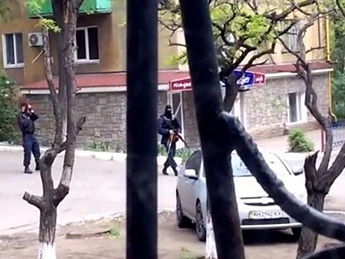 У горотдела МВД в центре Мариуполя идет стрельба - СМИ (видео)