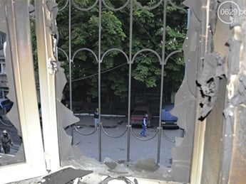 Траур в Мариуполе: к сгоревшему зданию горуправления милиции несут цветы