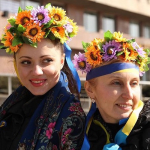 Женская сотня самообороны в Запорожье провела флешмоб за единство Украины (видео)