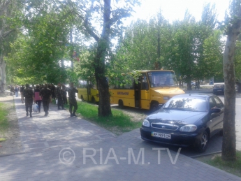 Украинскую армию перевозят в школьных автобусах (фото)