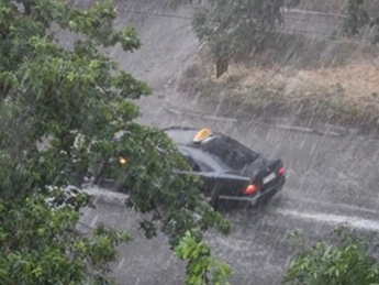 Прикарпатье заливают сильные дожди: повреждены дамбы и автомобильные мосты (видео)