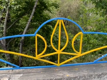 Запорожские активисты разрисовали дамбу тризубцами и национальными цветами (видео)