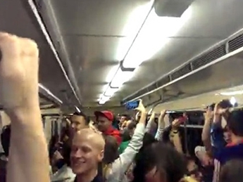 "Кто не скачет, тот москаль!" В киевском метро прошел флешмоб (видео)