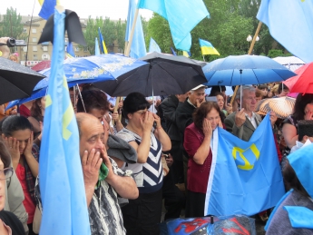 Голубые флаги крымских татар с траурными лентами заполонили площадь (фото)