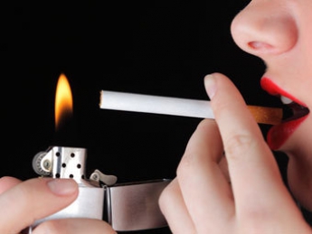 За продажу сигарет несовершеннолетней женщину оштрафовали и довели до гипертонического криза