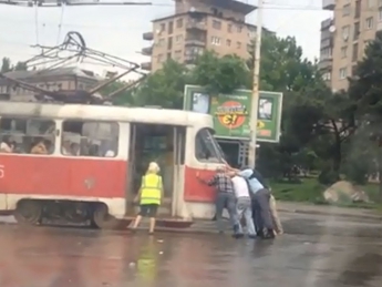 Эй, ухнем! Четверо пассажиров пытались сдвинуть трамвай (видео)