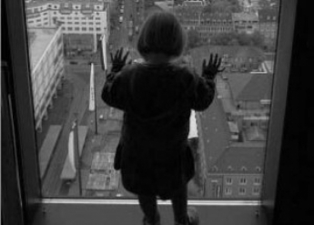 В Запорожской области 3-летняя девочка упала с  5 этажа
