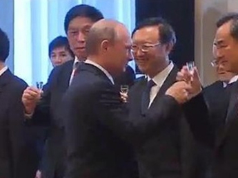 Путин и китайские госслужащие отмечают подписание газового контракта (видео)