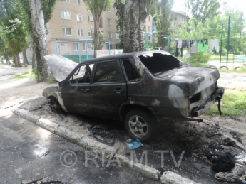 Дотла выгорел автомобиль на пр. 30-летия Победы. Пожару предшествовал взрыв - очевидцы (фото)