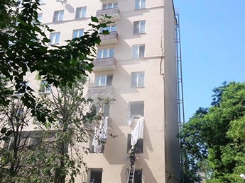 В Москве произошел взрыв в жилом доме, пострадала гражданка США (видео)