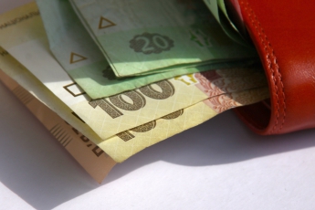 Средняя зарплата на городских предприятиях остановилась на отметке 2 500 гривен