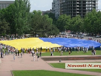 В Николаеве на Параде вышиванок развернули самый большой флаг Украины (видео)