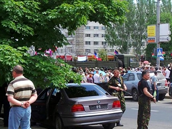 Участники митинга в Донецке двинулись к резиденции Ахметова - СМИ (онлайн)