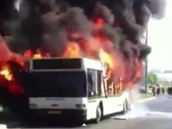 В Москве загорелся пассажирский автобус (видео)