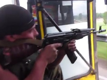 В Славянске "превентивно" стреляют из автобуса (видео)