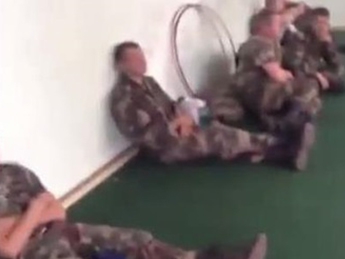 В сети появилось видео со сдавшимися в плен пограничниками