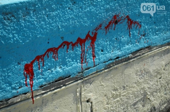 В Запорожье на дамбе украинскую символику испачкали "кровью"