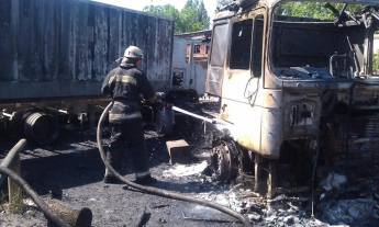 На АТП сгорели два грузовика, один пострадавший в больнице (фото)