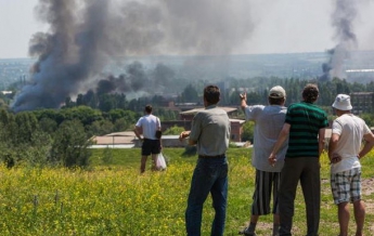 В Славянске артиллерия обстреляла казарму ополченцев - СМИ