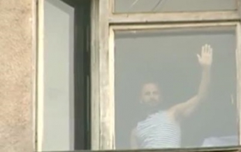Раненые бойцы АТО приветствовали из окон госпиталя евромайдановцев в Харькове (видео)