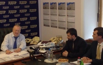 "Чтобы указы подписывали". Жириновский подарил главе ДНР ручку за 175 тысяч