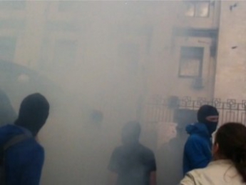 Митингующие забрасывают посольство РФ в Киеве петардами и шашками