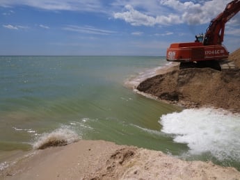 Азовское море прорвалось в Молочный лиман (видео)